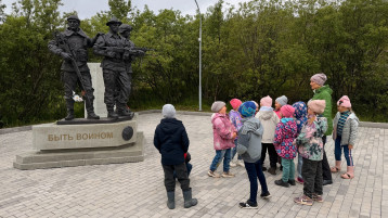 Маленькие сердца - большая память: дошкольники группы «Звездочка» почтили память защитников Отечества.